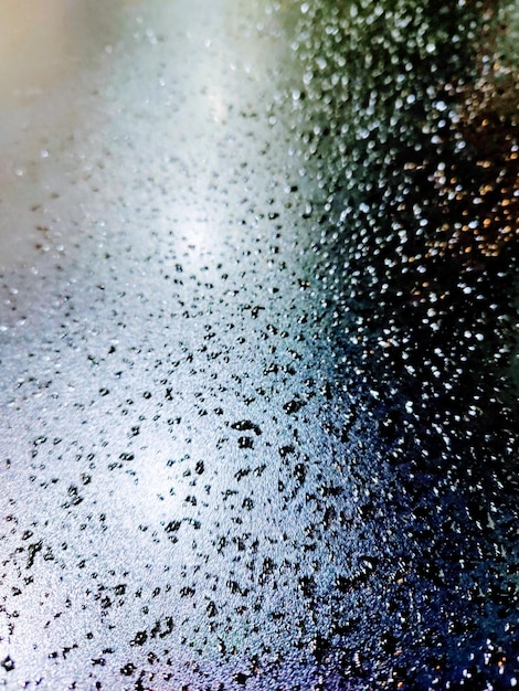 Disparo de fotograma completo de ventana mojada en temporada de lluvias