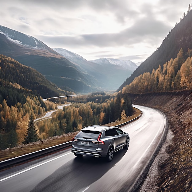 Disparo de gran angular de un coche autónomo en una sinuosa carretera de montaña con un paisaje natural impresionante