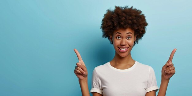 Un disparo horizontal de una mujer negra satisfecha con un peinado afro apuntando hacia los lados con ambos inde