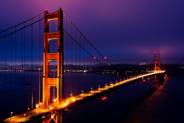 Disparo de larga exposición del puente Golden Gate en San Francisco California por la noche