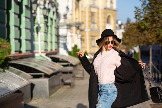 Disparo de moda al aire libre de glamour mujer rubia con sombrero y gafas de sol. Espacio para texto