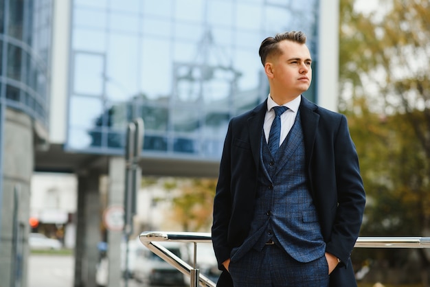 Disparo de moda de un apuesto joven en elegante traje clásico