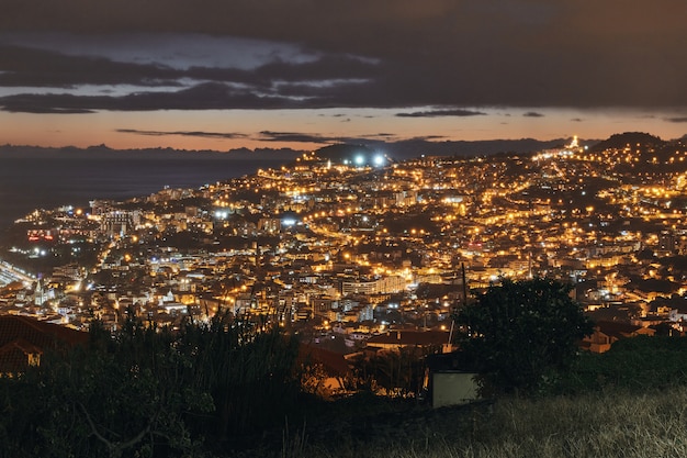 Disparo nocturno de Funchal en Madeira, Portugal