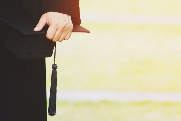 Disparo de sombreros de graduación durante el éxito de graduación graduados de la universidad, felicitación de educación conceptual. Ceremonia de graduación, felicitó a los graduados de la Universidad durante la graduación.