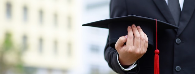 Foto disparo de sombreros de graduación durante el éxito de graduación graduados de la universidad, felicitación de educación conceptual.