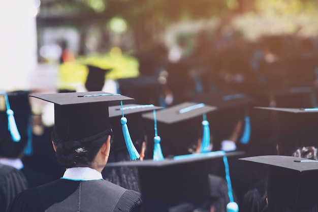 Disparo de sombreros de graduación durante el éxito de graduación graduados de la universidad