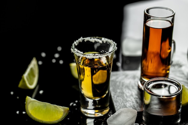 Disparo de tequila con limón y sal marina sobre fondo negro bebida de lujo Bebida alcohólica nacional mexicana