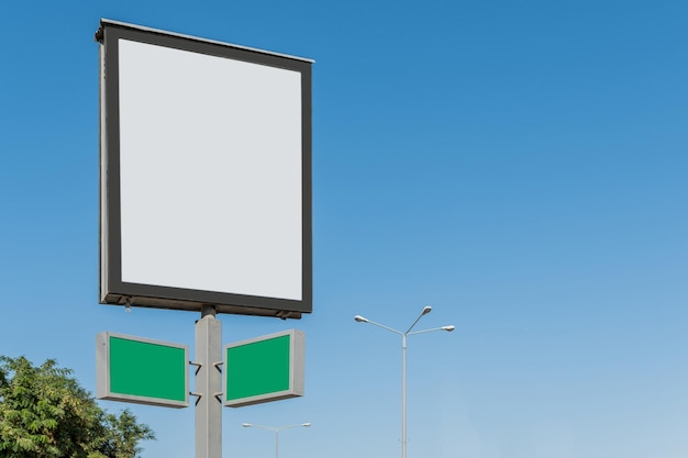 Disparo de vallas publicitarias en blanco al aire libre para publicidad en zonas urbanas modernas