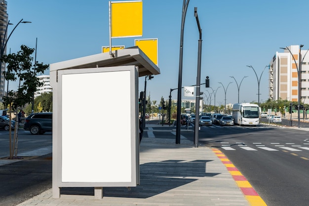 Disparo de vallas publicitarias en blanco al aire libre para publicidad en zonas urbanas modernas