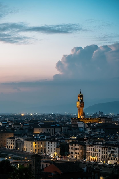 Disparo vertical del antiguo palacio en la torre del ayuntamiento de florencia arquitecto arnolfo di cambio en la noche