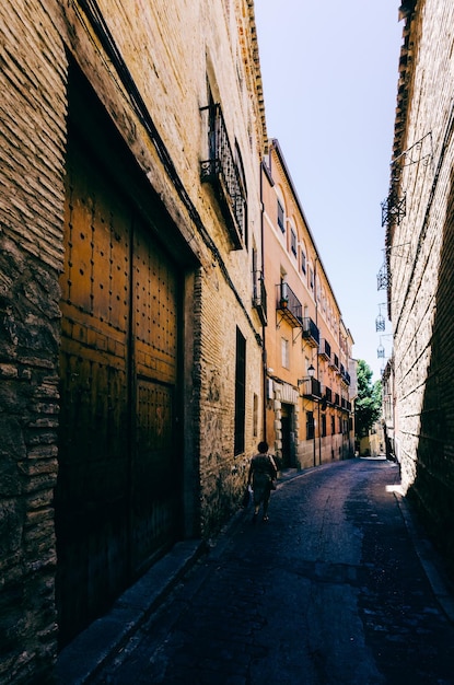 Disparo vertical de un callejón oscuro en la hermosa ciudad de Toledo España en un cálido día de verano