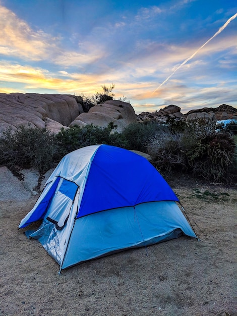 Disparo vertical de una carpa azul en el Parque Nacional Joshua Tree, California