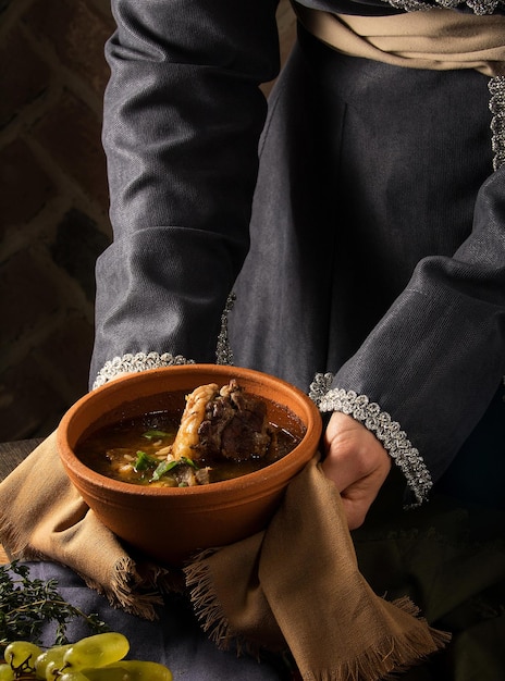 Disparo vertical de un chef que sirve un plato gourmet.