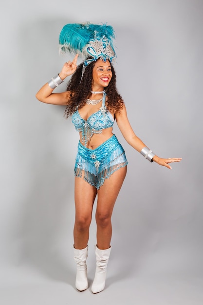 Disparo vertical de cuerpo completo hermosa mujer negra brasileña en Carnaval