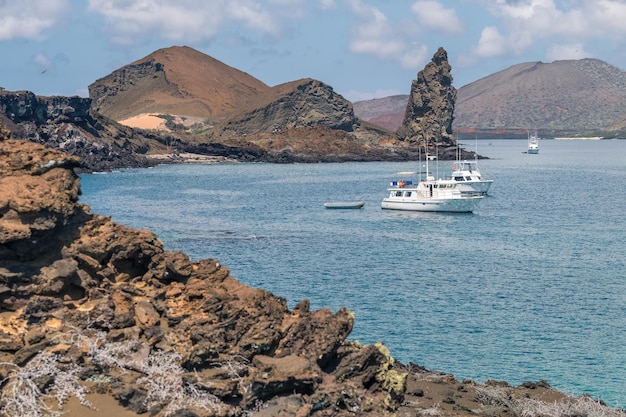 Un disparo vertical de dos yates navegando en el océano en las Islas Galápagos Ecuador