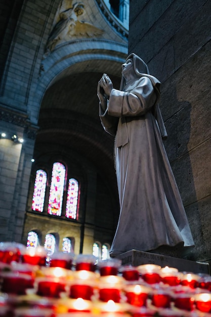 Disparo vertical de la estatua de Margarita María Alacoque en la Basílica del Sagrado Corazón de París