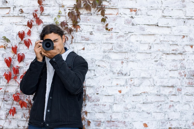 Disparo vertical de un fotógrafo masculino con espacio de copia