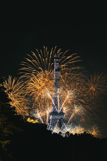 Disparo vertical de fuegos artificiales alrededor de la Tour Eiffel