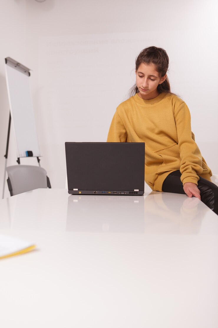 Foto disparo vertical de una hermosa jovencita árabe estudiando en su computadora