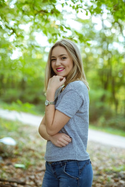 Disparo vertical de una hermosa mujer caucásica posando en el bosque, en Bosnia y Herzegovina