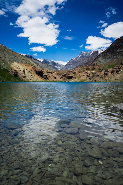 Disparo vertical del lago Deepak Tal en India