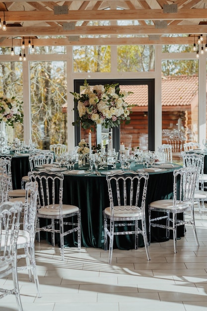 Foto disparo vertical de una lujosa sala de ceremonias de boda