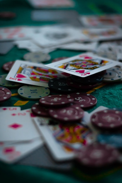Disparo vertical de una mesa de póquer con cartas y fichas voladoras de póquer con dinero europeo