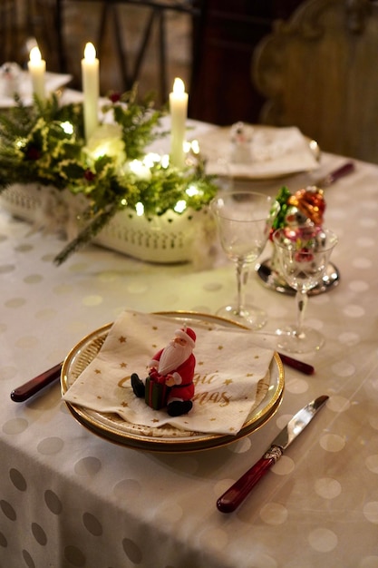 Disparo vertical de una mesa puesta para Navidad con velas y decoraciones.