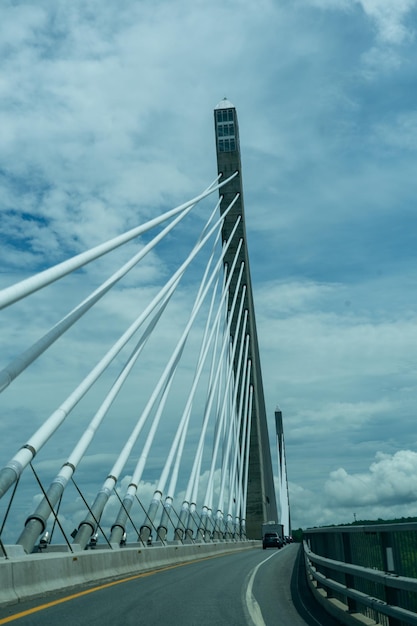 Disparo vertical de un puente de carretera bajo un cielo nublado Maine Camden