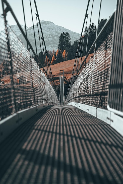 Foto disparo vertical del puente colgante tirol en holzgau lechtal austria en colores cambiantes