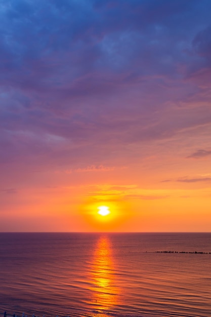 Disparo vertical de la puesta de sol de Florencia en la playa de Rimini Italia