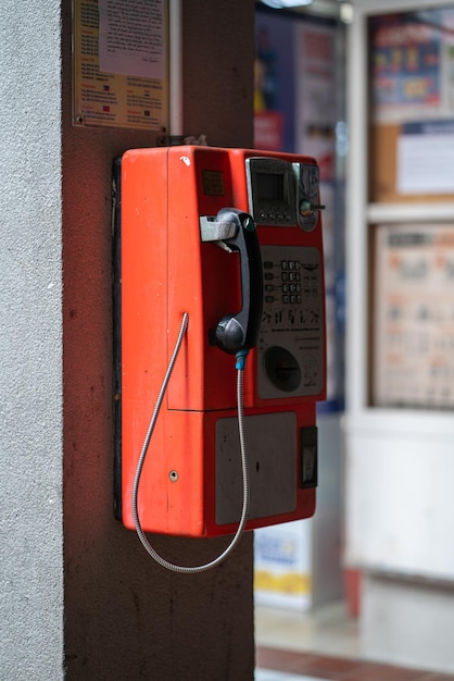 Disparo vertical de un teléfono público de monedas