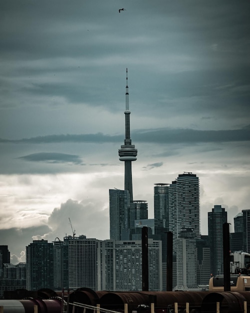 Disparo vertical de la Torre CN bajo un cielo tormentoso en Toronto, Canadá