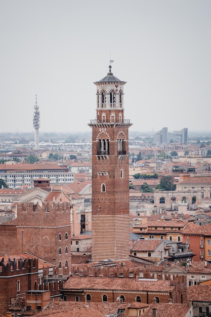 Foto disparo vertical de una torre histórica en verona italia