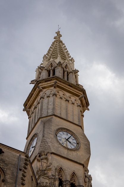 Disparo vertical de la torre del reloj de la Catedral de Manacor en Mallorca, España