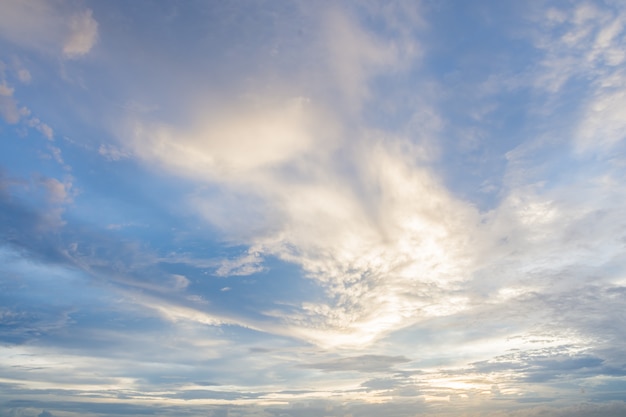 Disparos de cielo y nubes hermosas