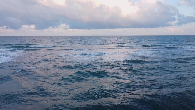 Disparos desde un dron volador sobre el mar con un cielo dramático antes de una tormenta