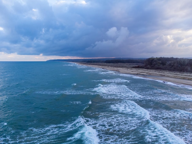 Disparos desde un dron volador sobre el mar con un cielo dramático antes de una tormenta