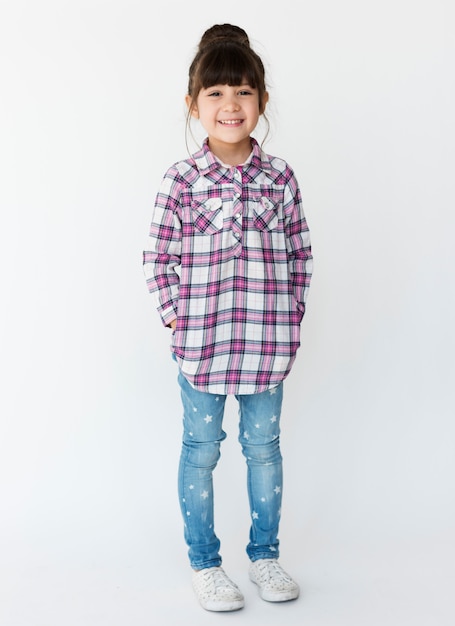 Foto disparos de estudio de niños con adorables adorables sobre fondo blanco