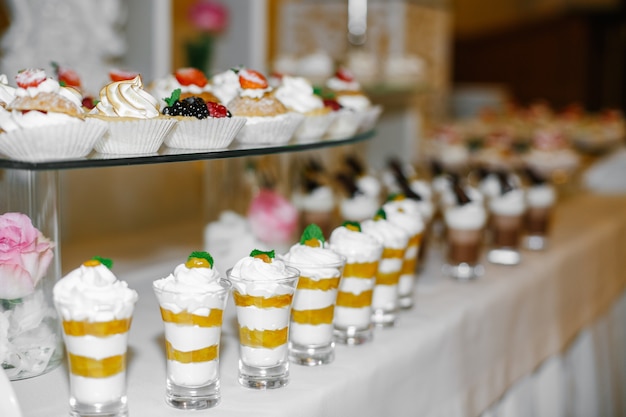 Disparos con postres de crema y gelatina en la barra de caramelo