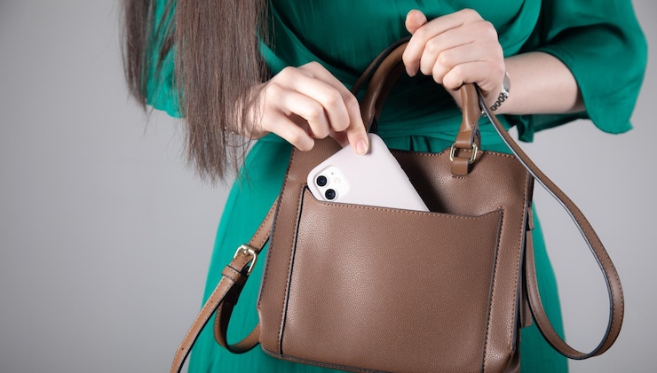 Foto disparos secretos de teléfono de mano de mujer