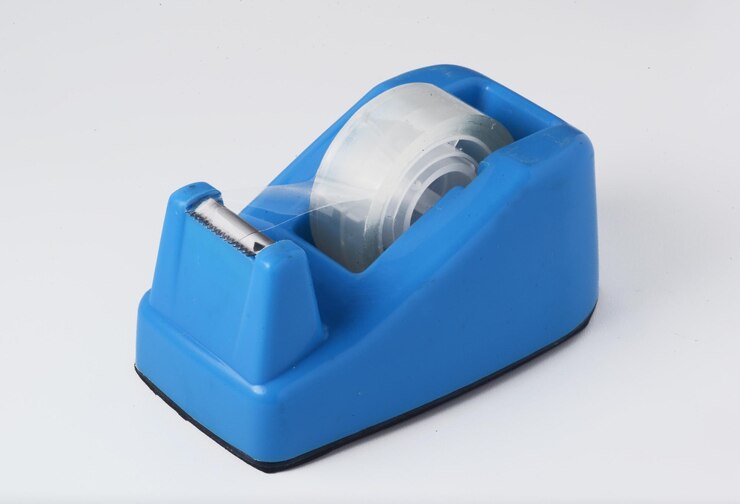 Dispensador de cinta azul sobre un fondo blanco