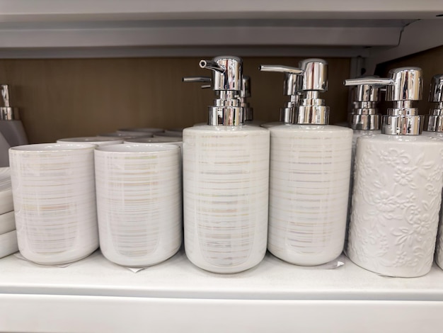 dispensador de sabão líquido branco em uma prateleira deitada em uma loja