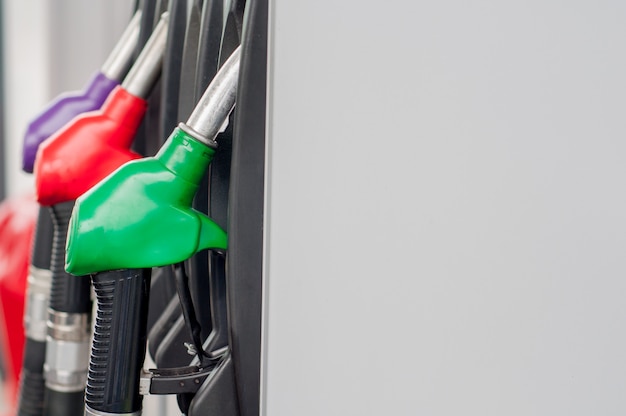 Foto dispensador de gasolina y combustible de color rojo verde amarillo anaranjado