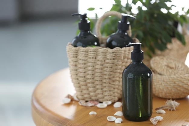 Dispensadores de sabão e cesta de vime na mesa de madeira Espaço para texto