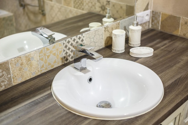 Foto dispensadores de sabão e xampu na pia da torneira de água com torneira no banheiro caro