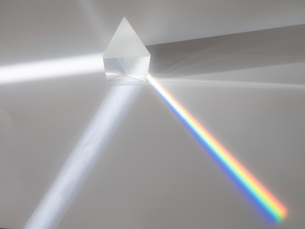 Dispersión de un rayo de luz solar blanca a través de un prisma creando reflejo de refracción y descomposición de la luz en los colores del arco iris