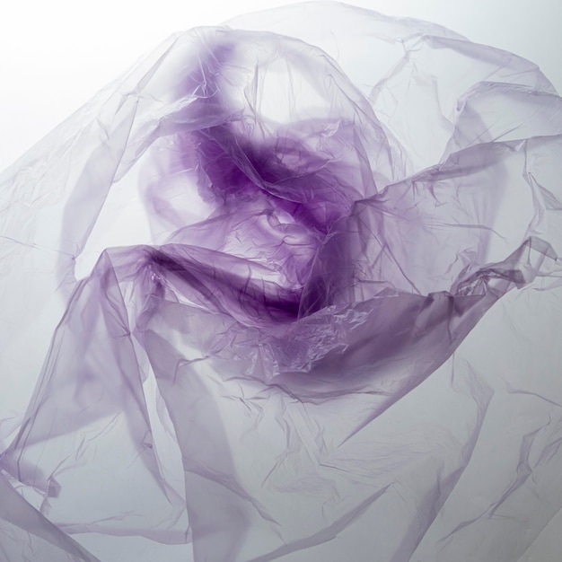 Foto disposição da vista superior de sacos plásticos roxos