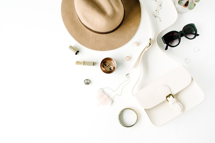 Foto disposición de accesorios femeninos creativos de moda laicos planos. monedero, sombrero, gafas de sol, complementos femeninos.