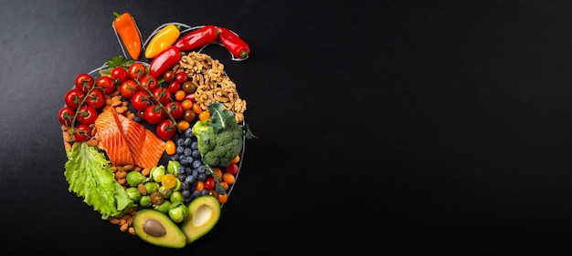 Disposición de alimentos saludables en una dieta realista en forma de corazón para el corazón y el sistema cardiovascularxA